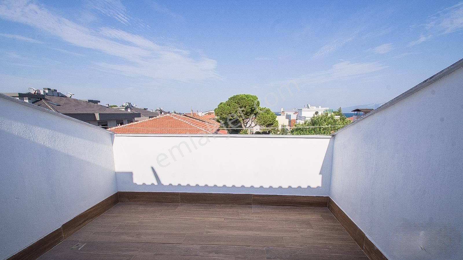 Uytundan İzmir Urla Çeşmealtı'nda Denize 50m Bahçeli 4+1 Triplex - Görsel 23