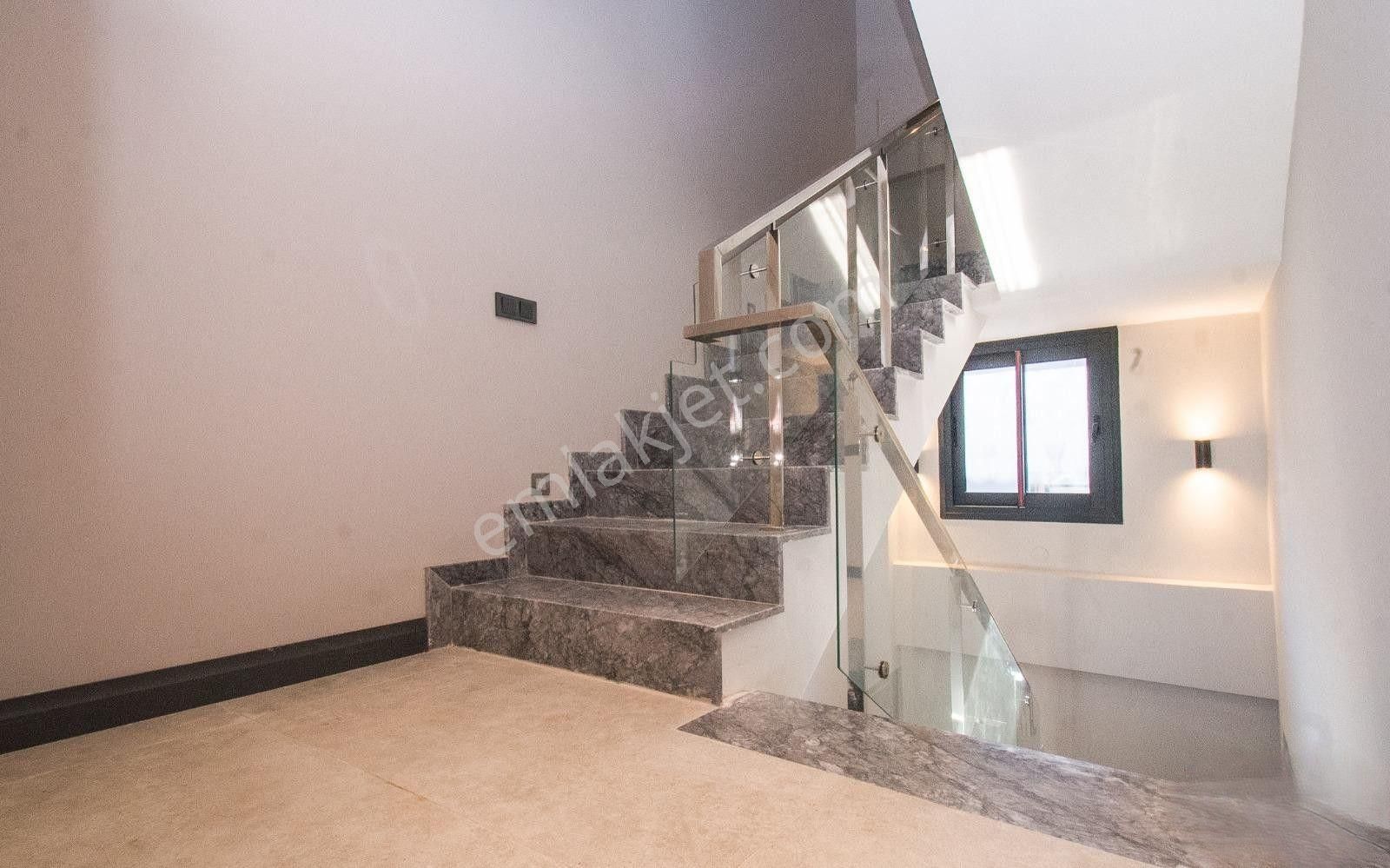 Uytundan İzmir Urla Çeşmealtı'nda Denize 50m Bahçeli 4+1 Triplex - Görsel 28