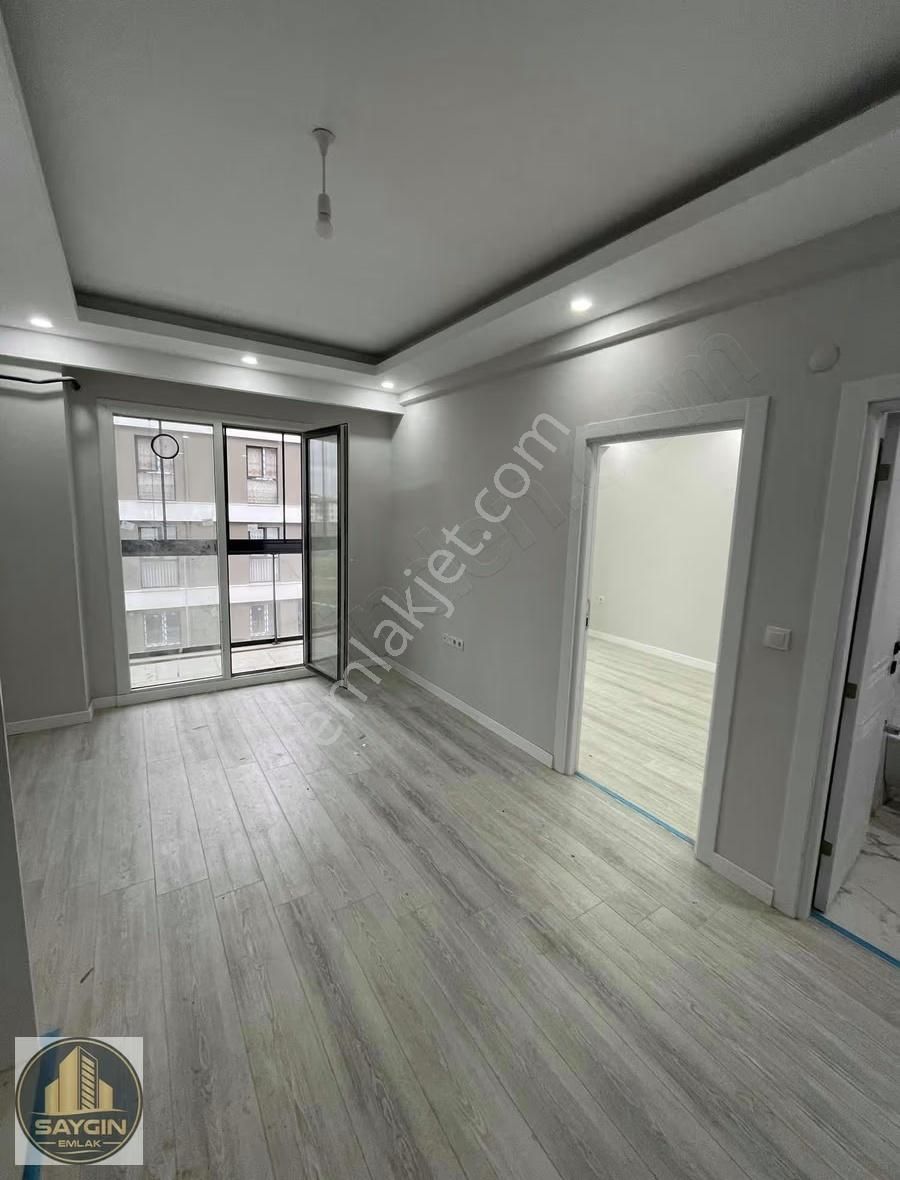 Atatürk Mahallesi'nde Havuzlu Ara Kat Geniş 1 + 1 Daire - Görsel 3