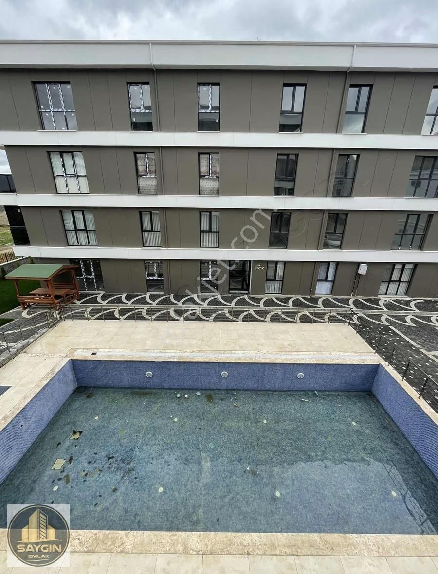 Atatürk Mahallesi'nde Havuzlu Ara Kat Geniş 1 + 1 Daire