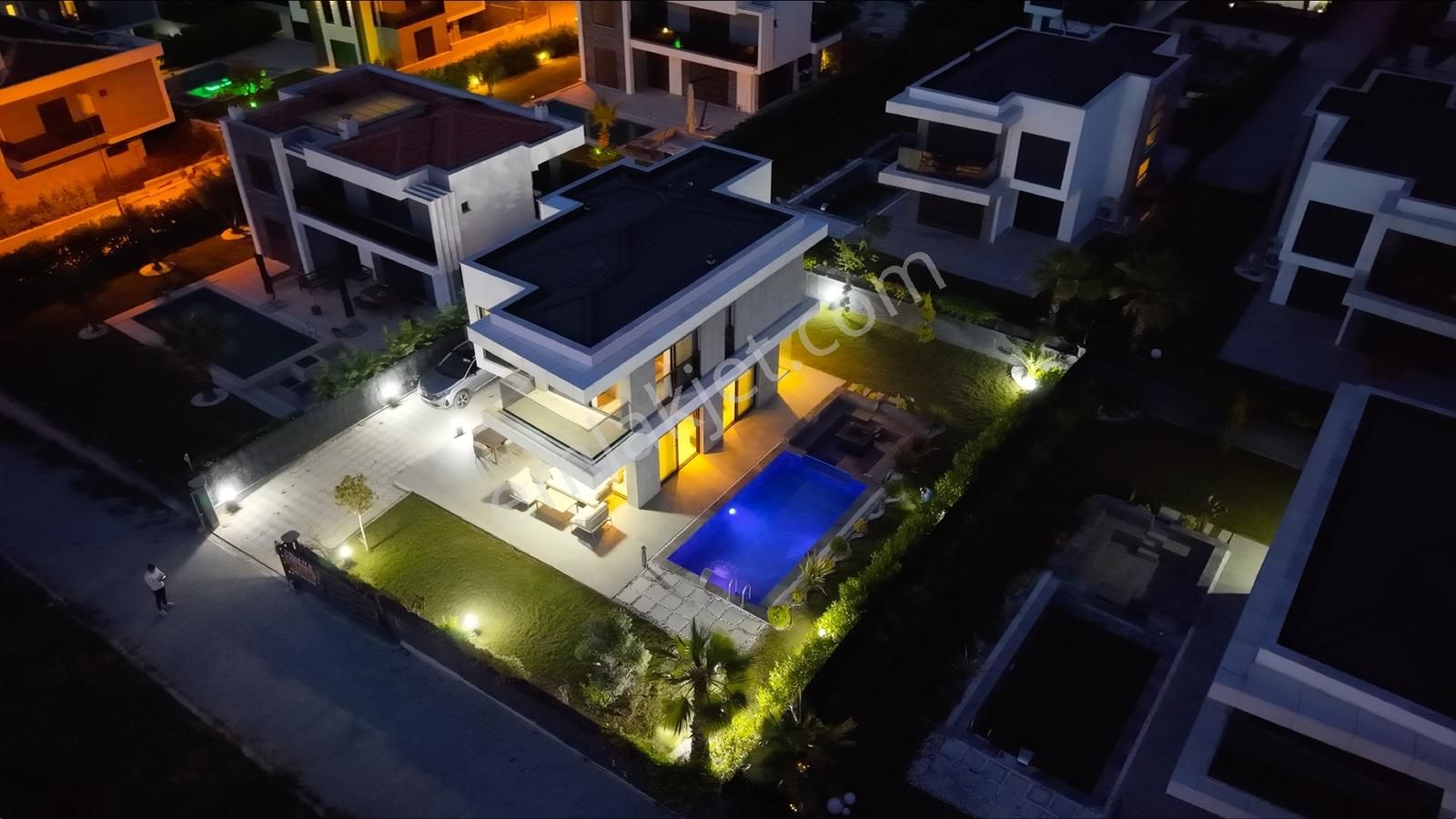 Kuşadası'nda Satılık 500 M2 Arsa İçinde Deniz Manzaralı Villa