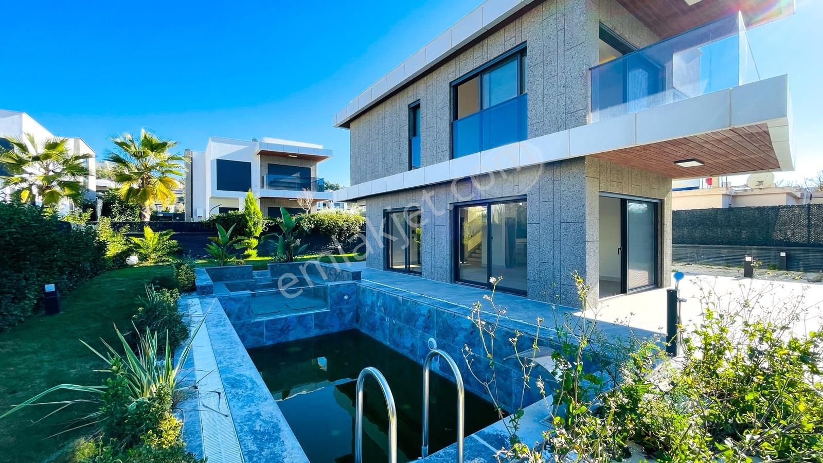 Kuşadası'nda Satılık 500 M2 Arsa İçinde Deniz Manzaralı Villa - Görsel 2