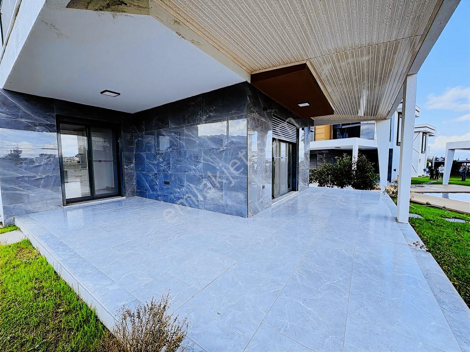 Kuşadası Davutlar Havuzlu Sitede Satılık 4+1 Villa - Görsel 19