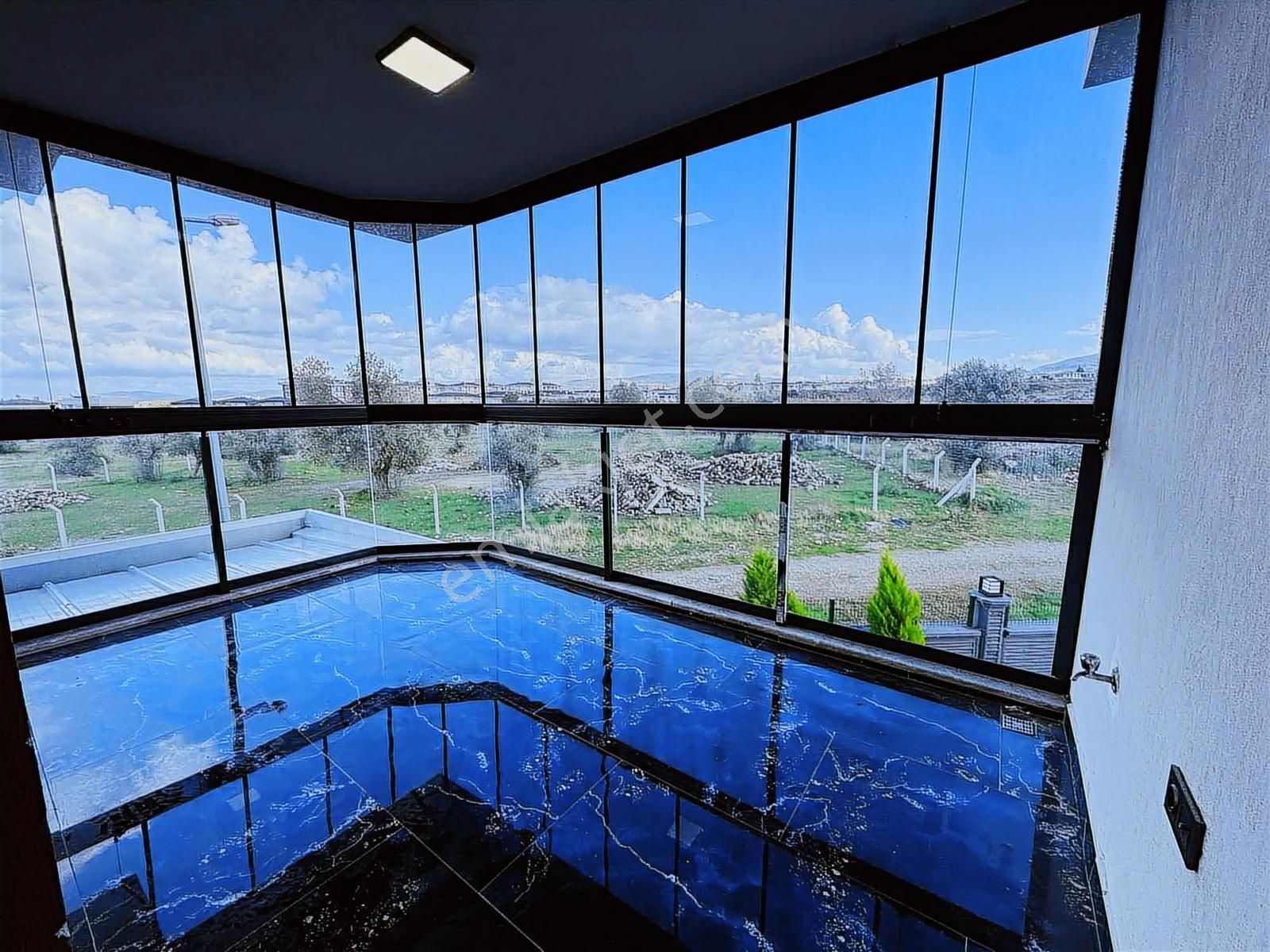 Kuşadası Davutlar Havuzlu Sitede Satılık 4+1 Villa - Görsel 12