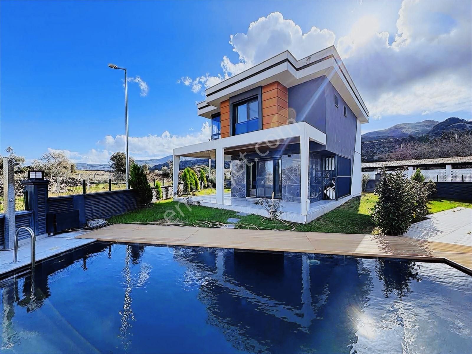 Kuşadası Davutlar Havuzlu Sitede Satılık 4+1 Villa
