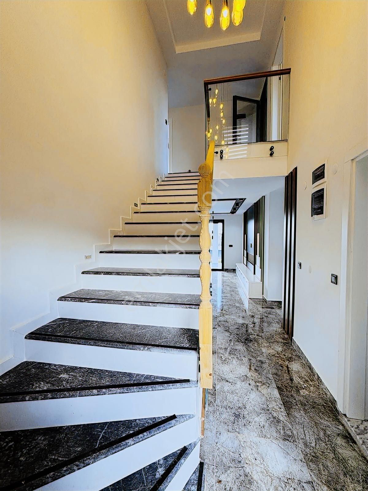 Kuşadası Davutlar Havuzlu Sitede Satılık 4+1 Villa - Görsel 9