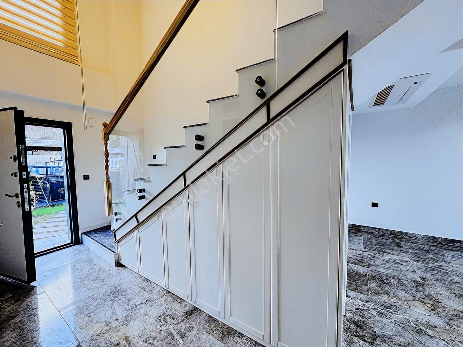 Kuşadası Davutlar Havuzlu Sitede Satılık 4+1 Villa - Görsel 3
