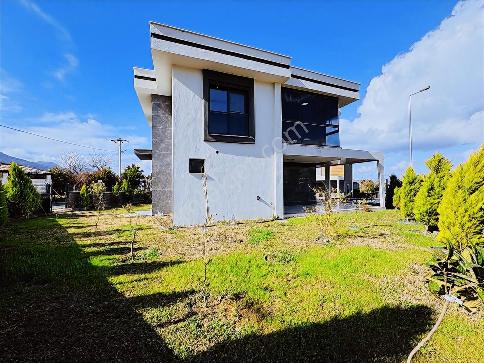 Kuşadası Davutlar Havuzlu Sitede Satılık 4+1 Villa - Görsel 13