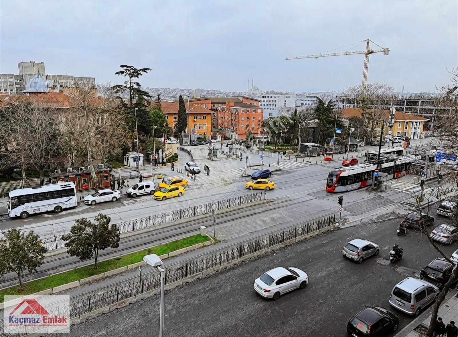 Millet Caddesinde Kıralık 3.5+1