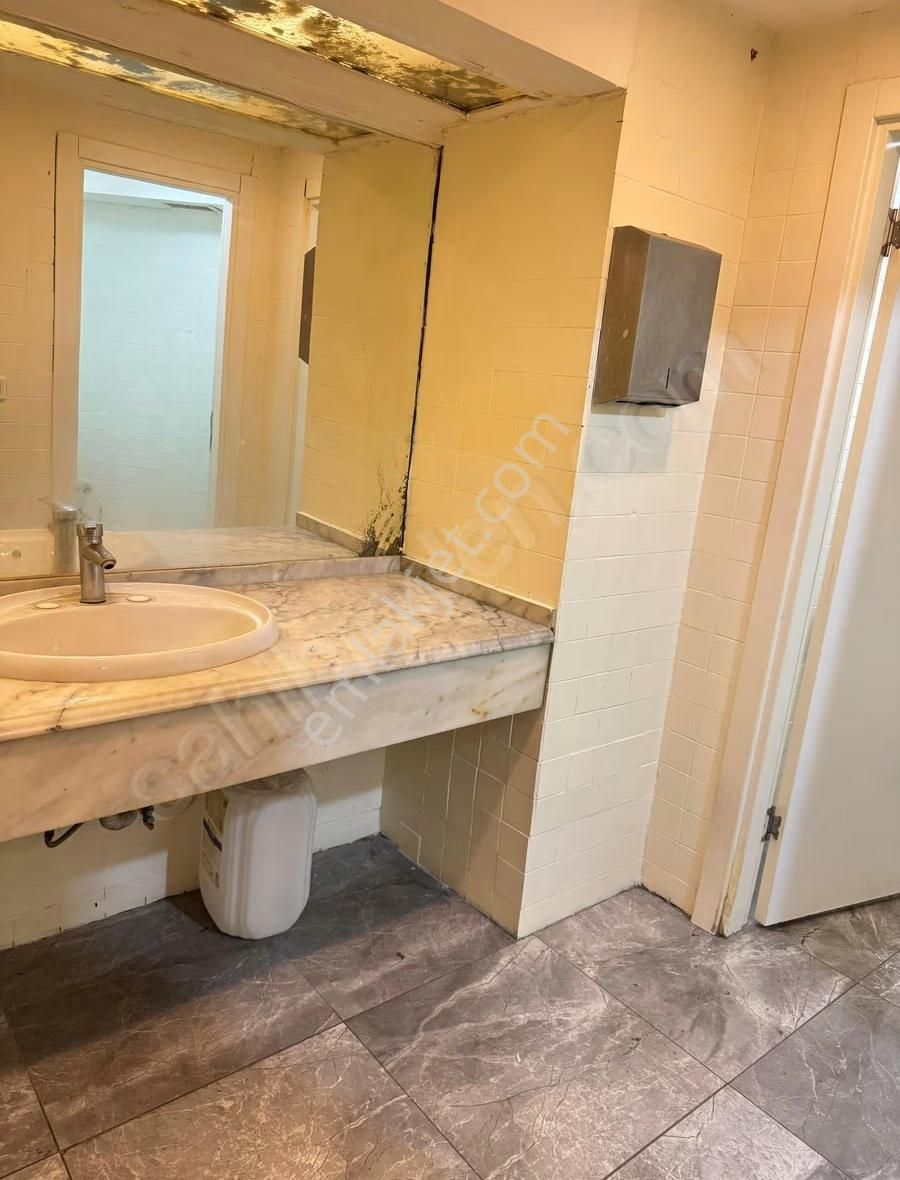 Kadıköy Altıyol Da Kuşdili Caddesinde 250m Net