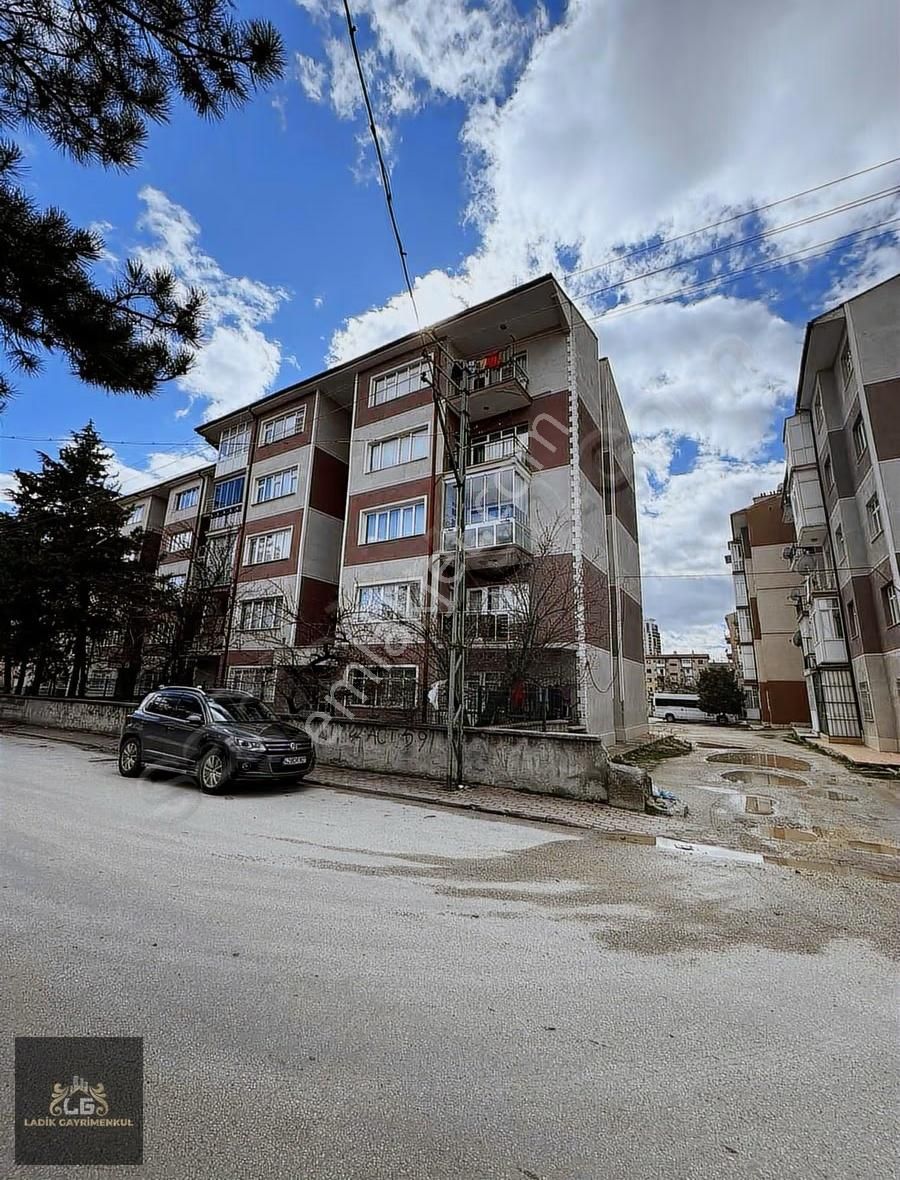 Aydınlıkevler Kent Plaza Yakını Yol İş Siteleri Kombili Kiralık