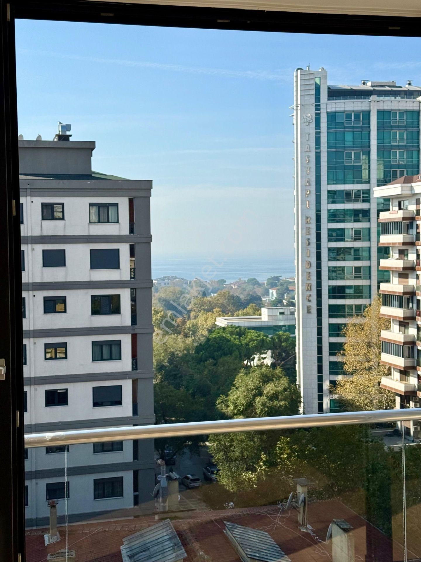 Göztepe'de Caddeye Yakın Kısmi Deniz Manzaralı Satılık 2+1 Daire