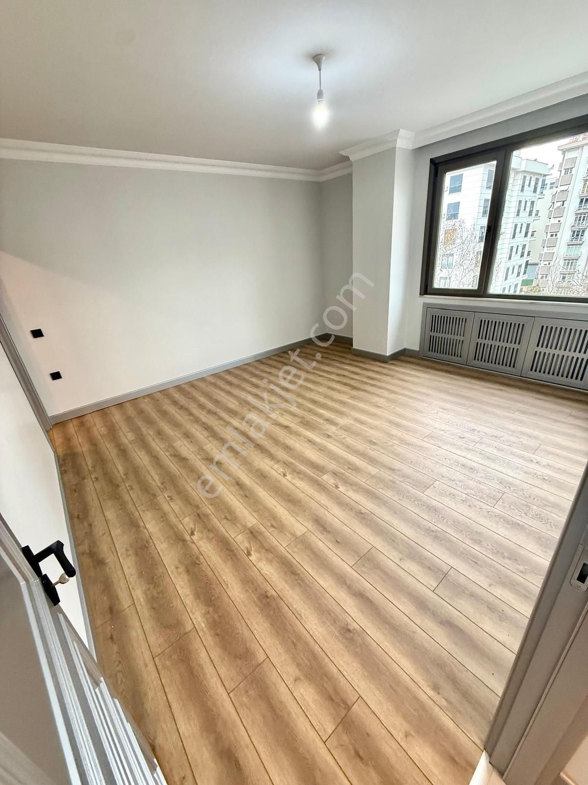 Göztepe'de Caddeye Yakın Satılık 4+1 Katta Tek 145 Net Balkonlu Daire - Görsel 15