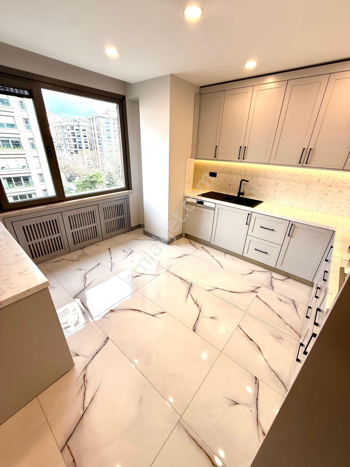 Göztepe'de Caddeye Yakın Satılık 4+1 Katta Tek 145 Net Balkonlu Daire - Görsel 12