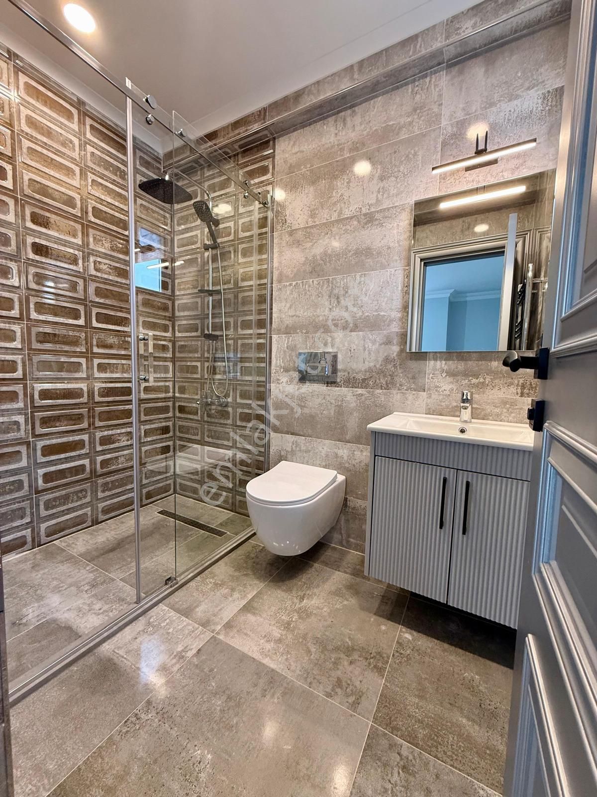 Göztepe'de Caddeye Yakın Satılık 4+1 Katta Tek 145 Net Balkonlu Daire - Görsel 19