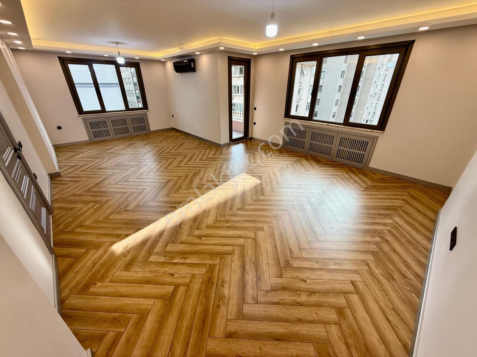 Göztepe'de Caddeye Yakın Satılık 4+1 Katta Tek 145 Net Balkonlu Daire - Görsel 8