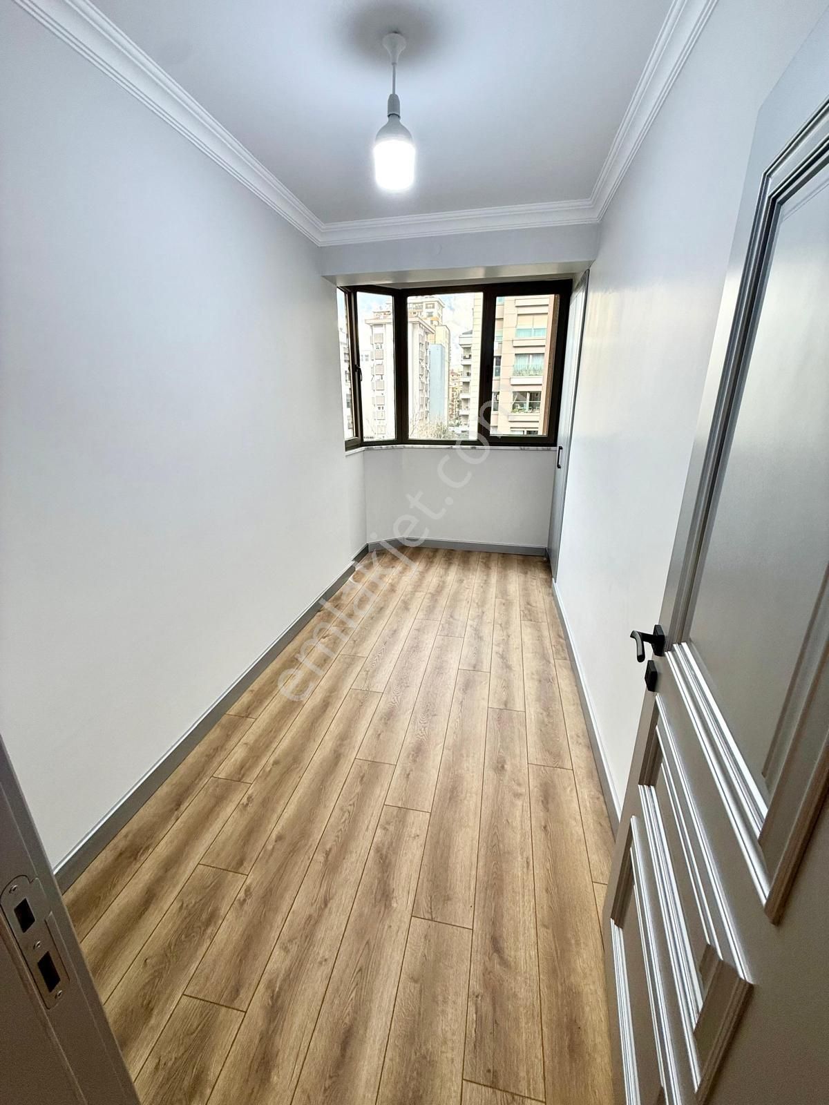 Göztepe'de Caddeye Yakın Satılık 4+1 Katta Tek 145 Net Balkonlu Daire - Görsel 22