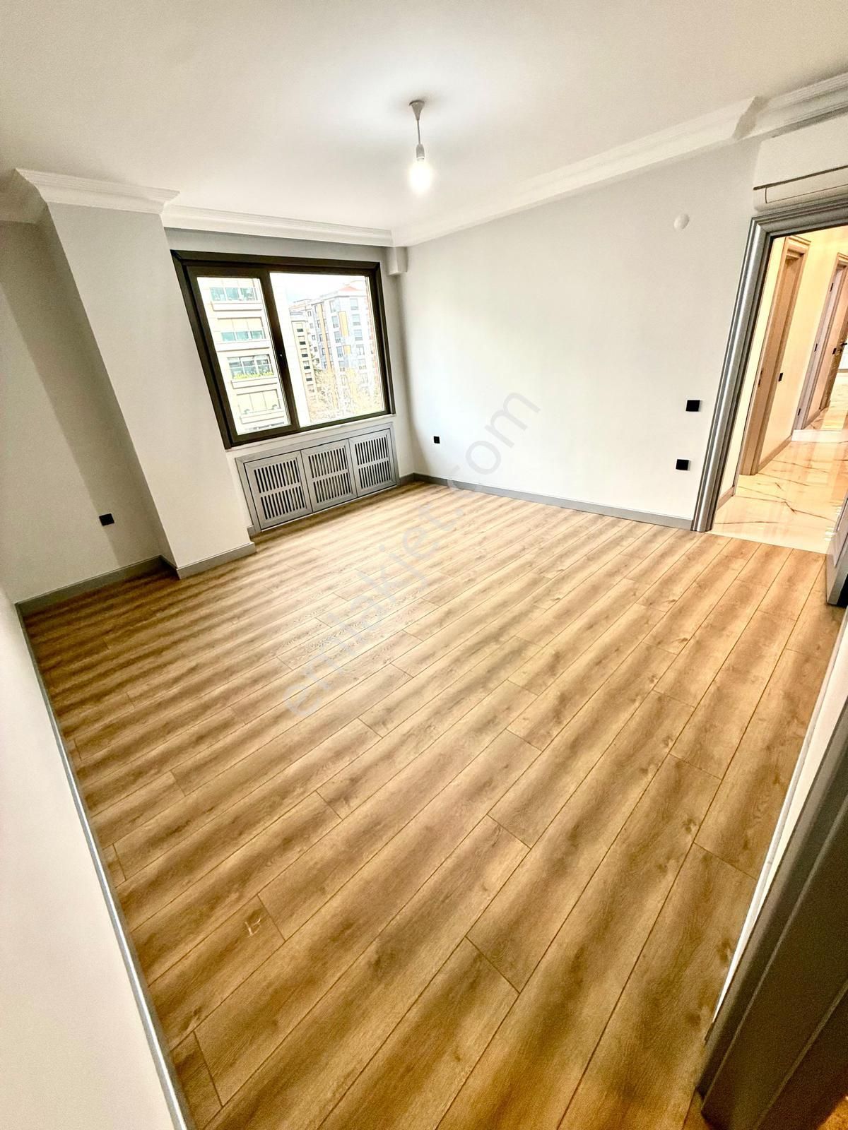 Göztepe'de Caddeye Yakın Satılık 4+1 Katta Tek 145 Net Balkonlu Daire - Görsel 14