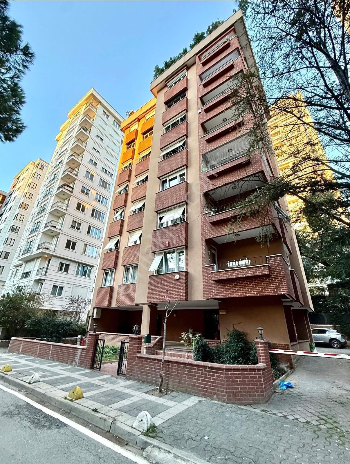 Göztepe'de Caddeye Yakın Satılık 4+1 Katta Tek 145 Net Balkonlu Daire