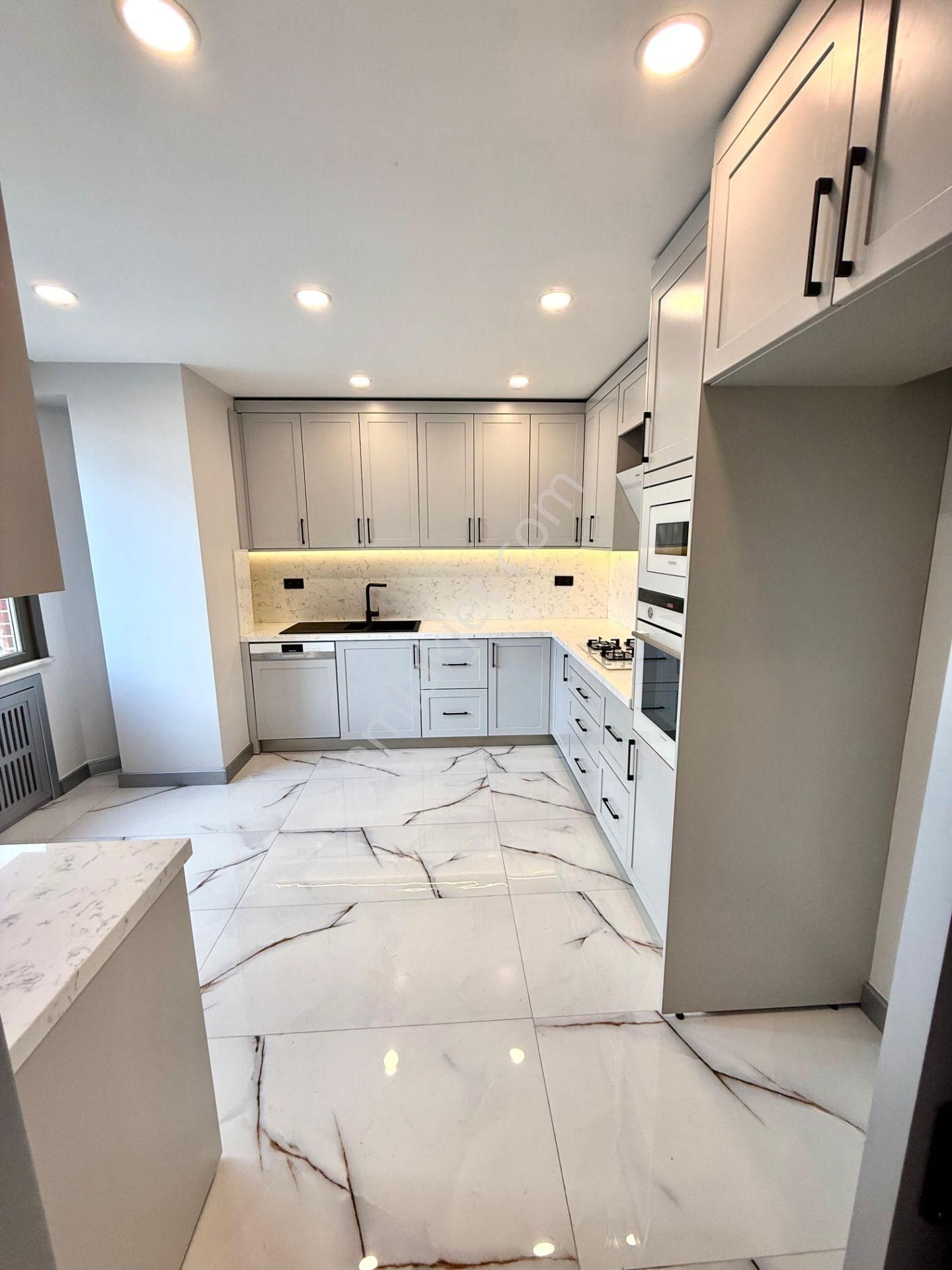 Göztepe'de Caddeye Yakın Satılık 4+1 Katta Tek 145 Net Balkonlu Daire - Görsel 11