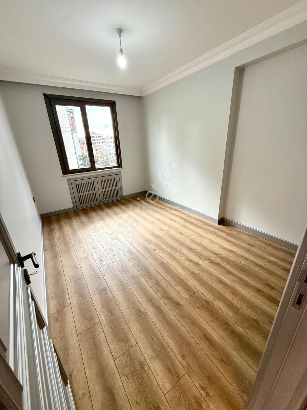 Göztepe'de Caddeye Yakın Satılık 4+1 Katta Tek 145 Net Balkonlu Daire - Görsel 24