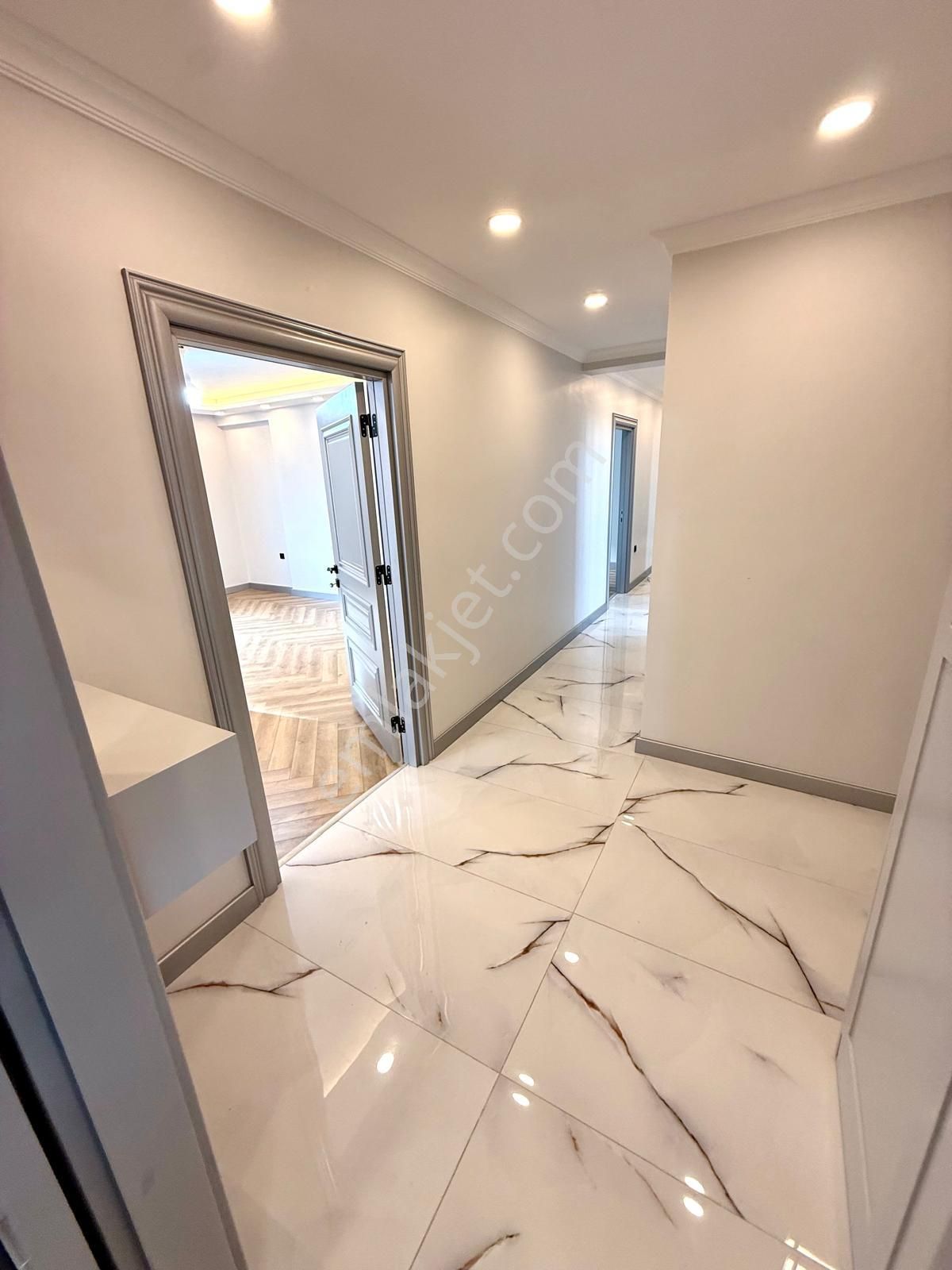 Göztepe'de Caddeye Yakın Satılık 4+1 Katta Tek 145 Net Balkonlu Daire - Görsel 6