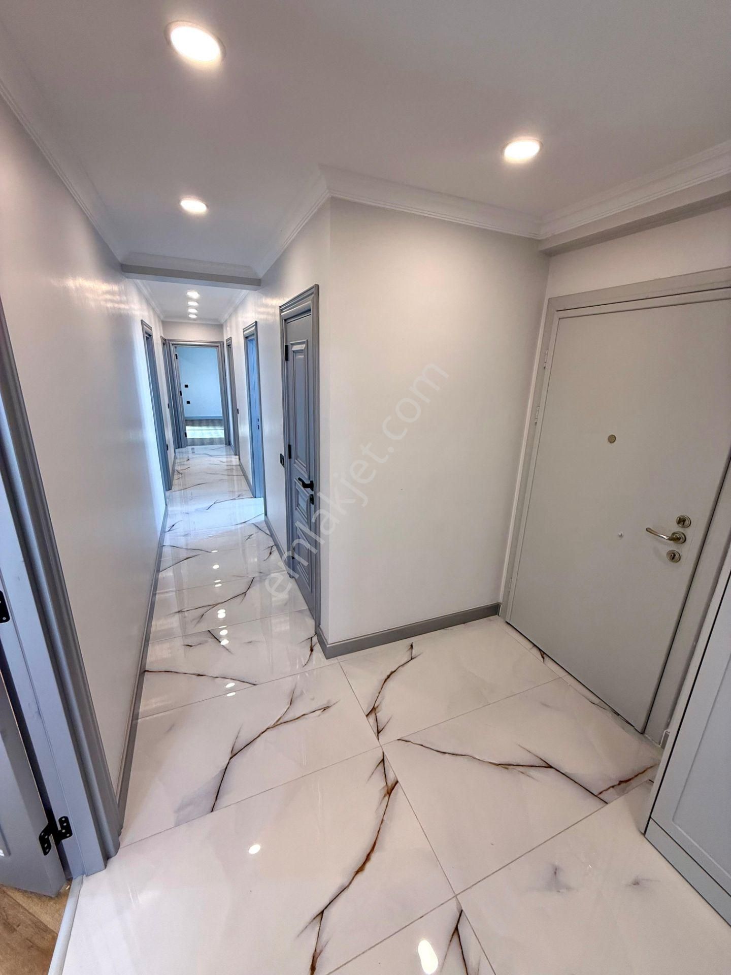 Göztepe'de Caddeye Yakın Satılık 4+1 Katta Tek 145 Net Balkonlu Daire - Görsel 7