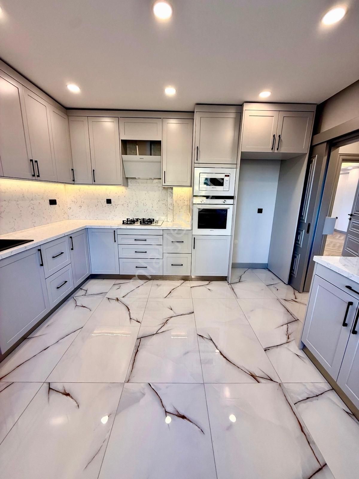 Göztepe'de Caddeye Yakın Satılık 4+1 Katta Tek 145 Net Balkonlu Daire - Görsel 13