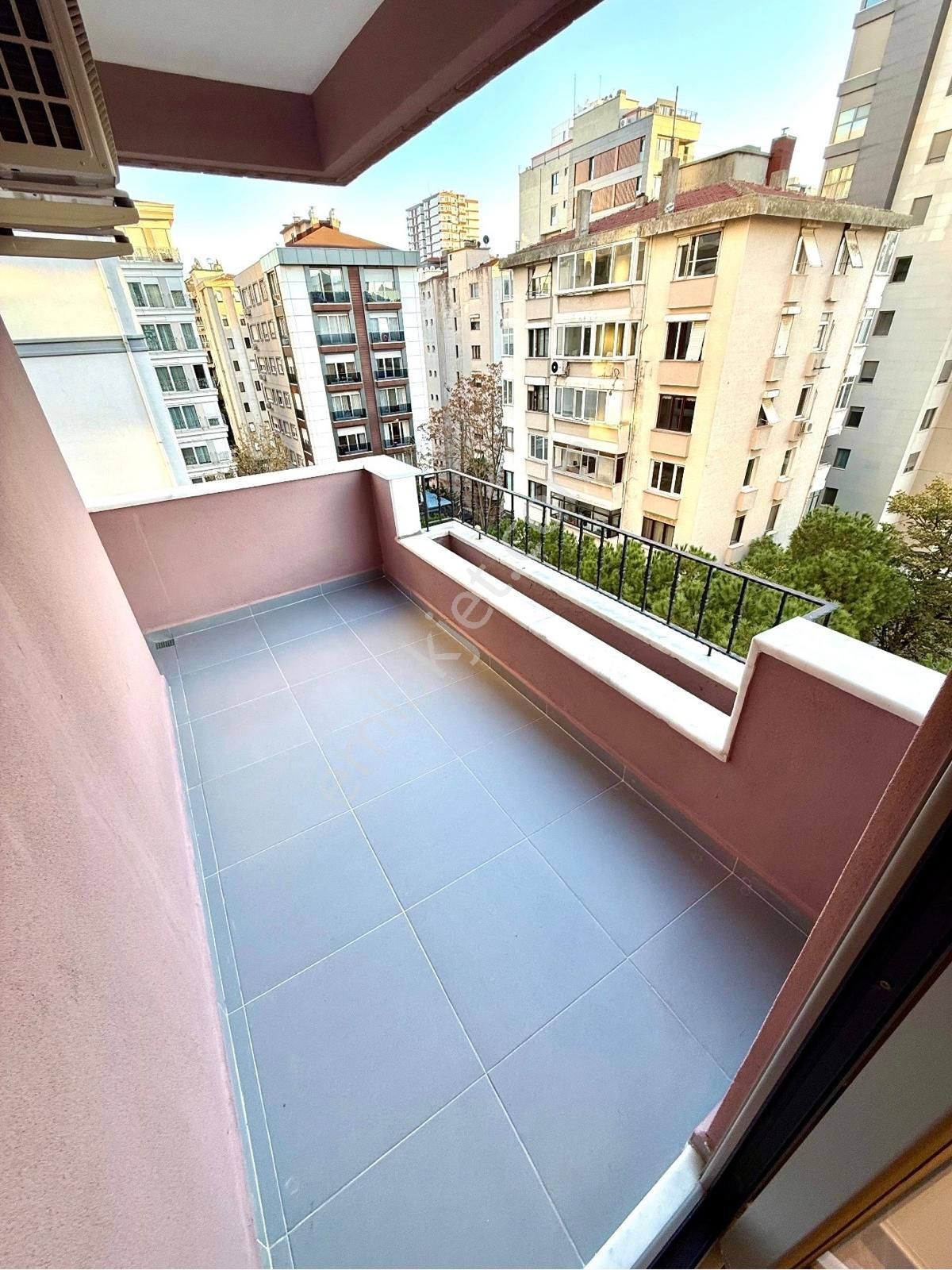 Göztepe'de Caddeye Yakın Satılık 4+1 Katta Tek 145 Net Balkonlu Daire - Görsel 3