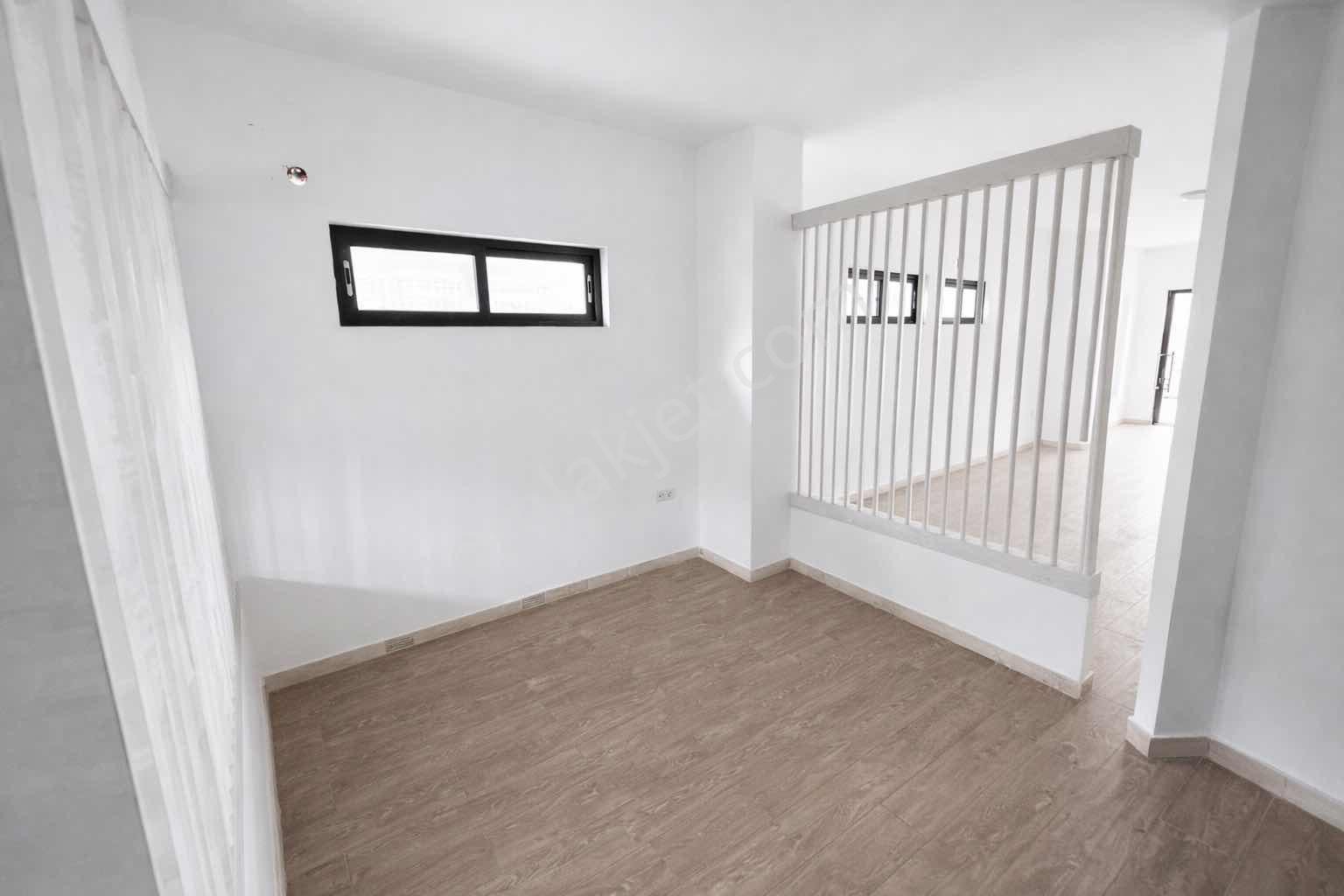 Kuşadası Merkezde Ofis & Büro Uygun Kiralık Boş Dükkan - Görsel 24