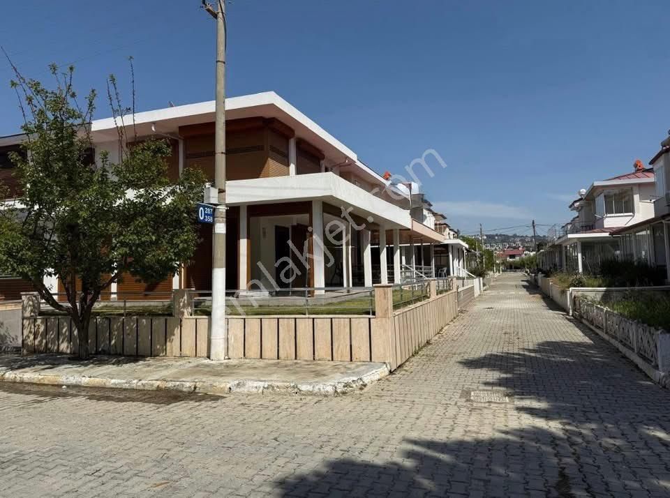 Kuşadası Kadıkalesi’nde Denize 100 Metre Bakımlı Yazlık