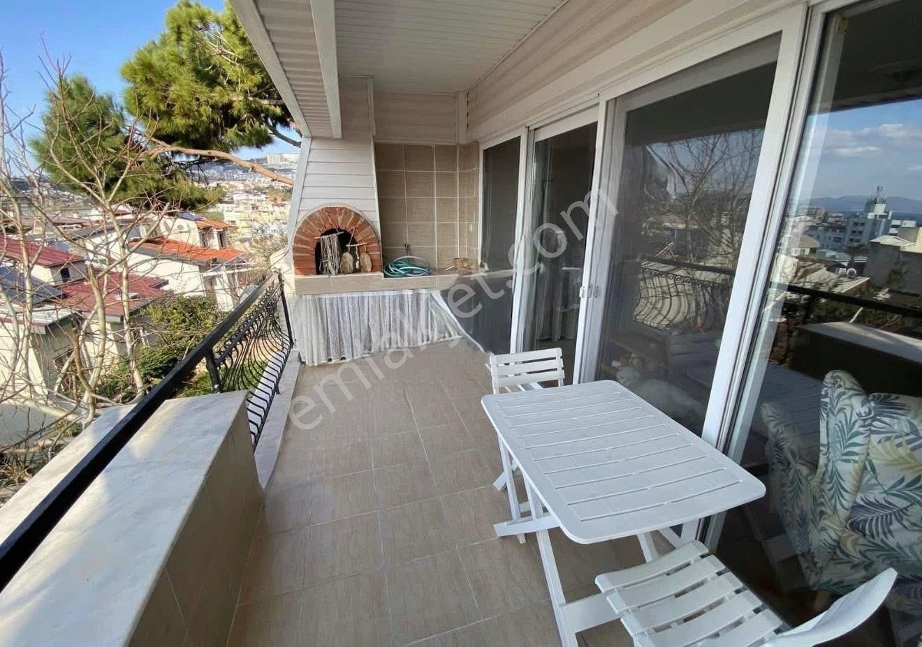 Kuşadası Merkez – Marina Mevkiinde Full Deniz Manzaralı Tripleks 4+1 Villa - Görsel 6