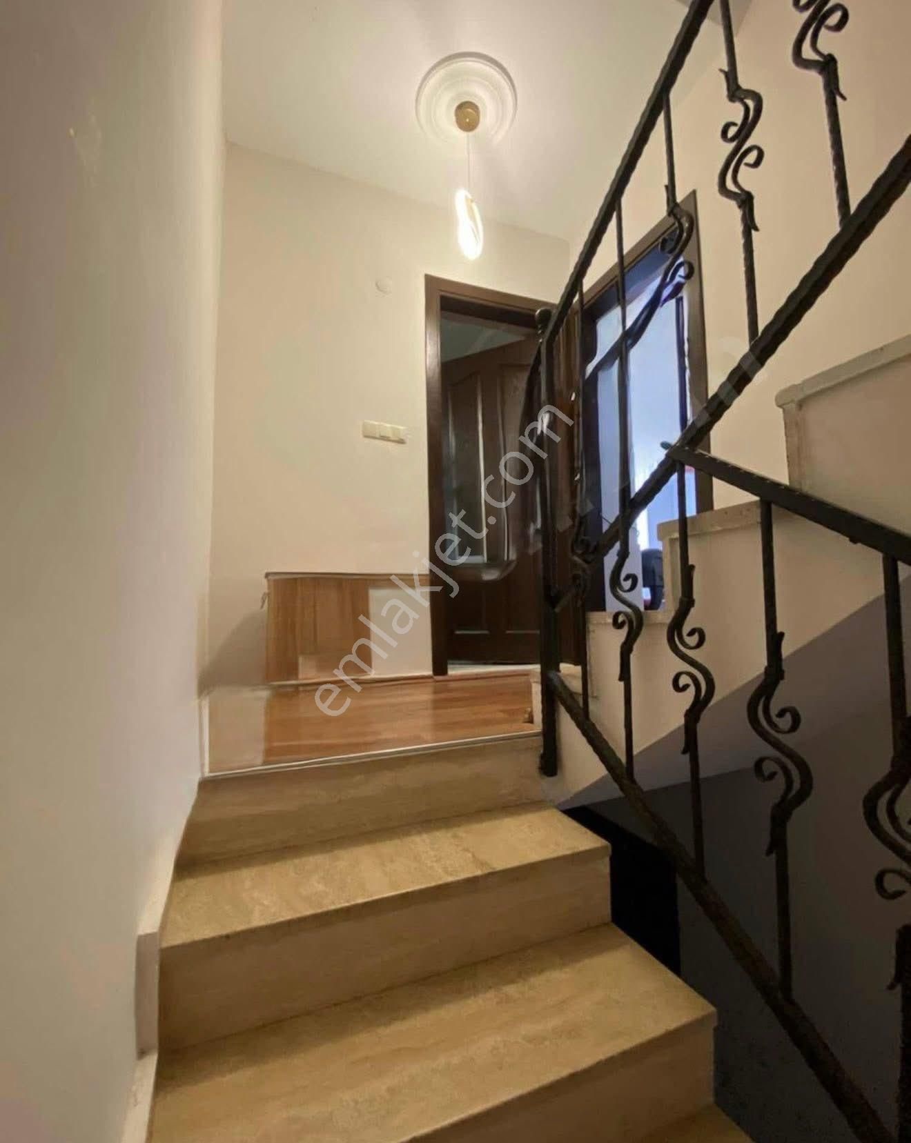 Kuşadası Merkez – Marina Mevkiinde Full Deniz Manzaralı Tripleks 4+1 Villa - Görsel 8