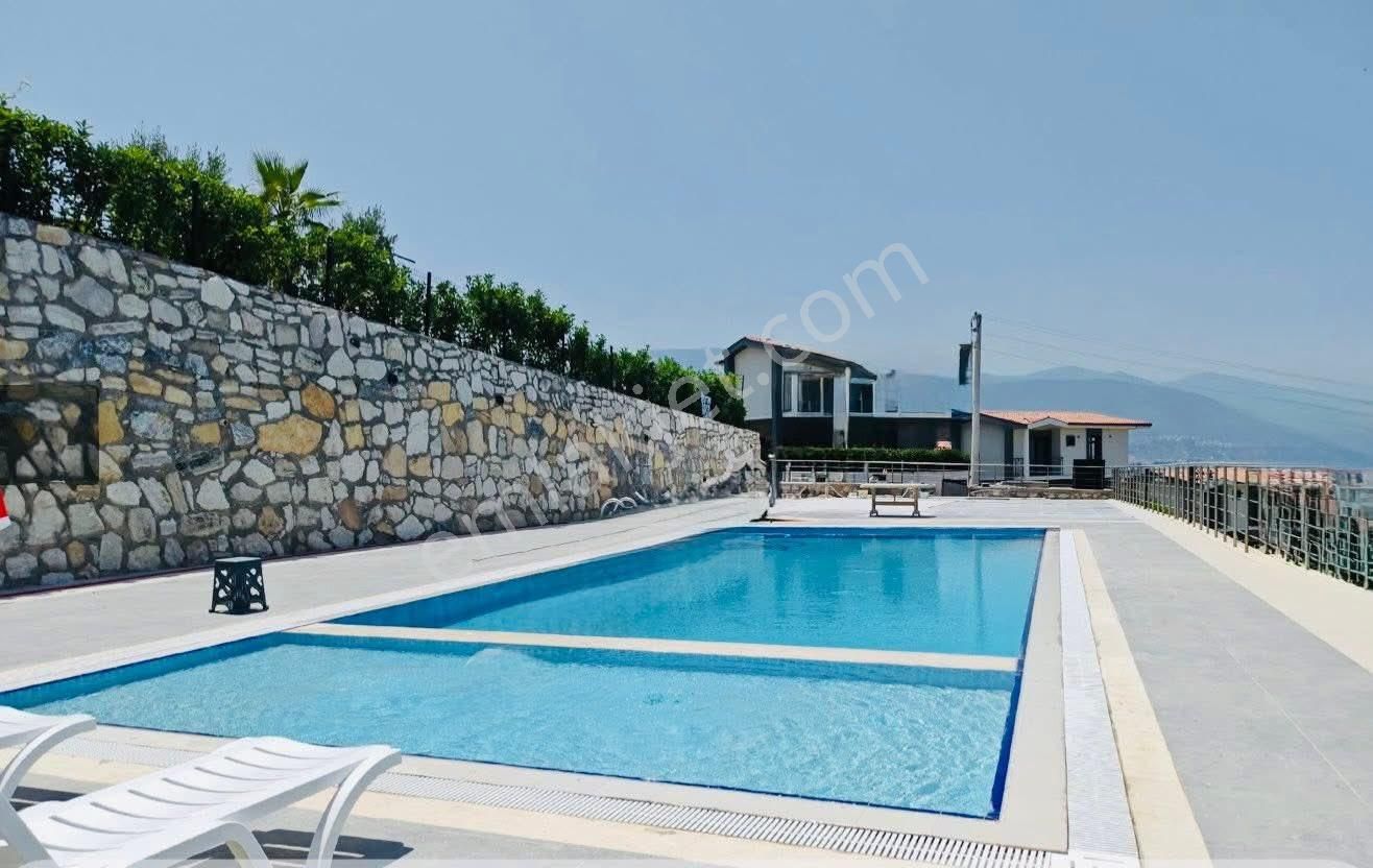 Davutlar’da Deniz Manzaralı Lüks Tripleks Villa | 5+1