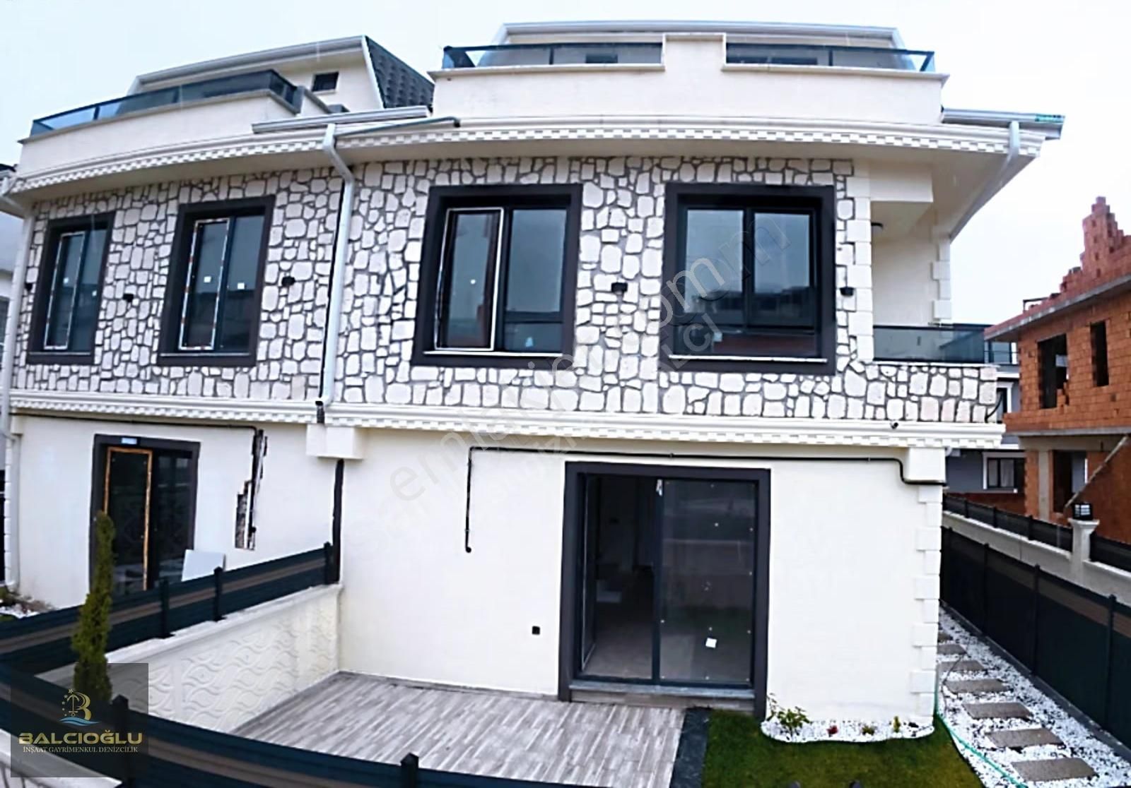 Balcıoğlundan Satılık Denize Yakın Bahçeli Lüx Triblex Villa