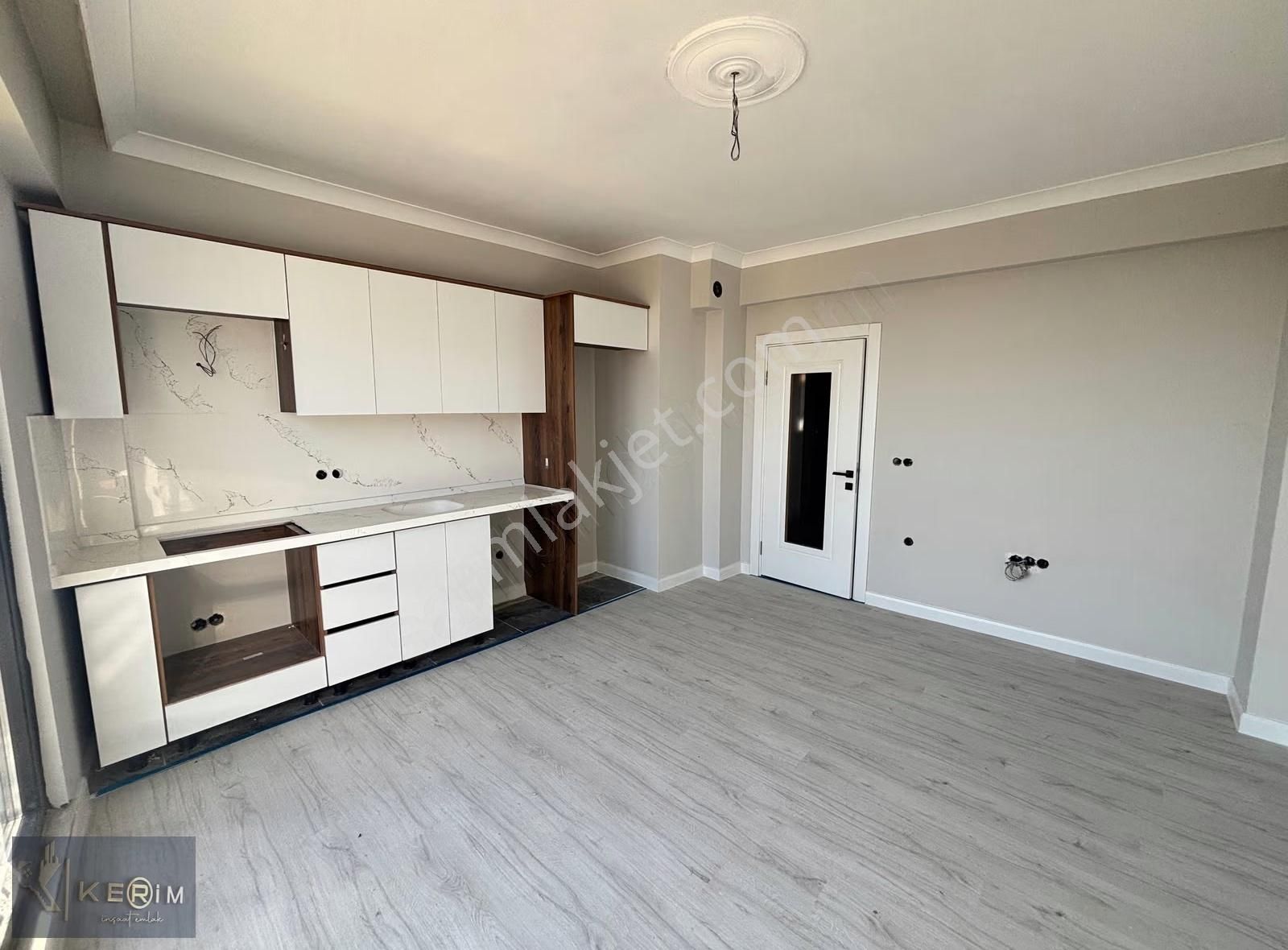 Kerim'den Küçükkuyu Merkez'de Deniz Manzaralı 1+1 Satılık Daire