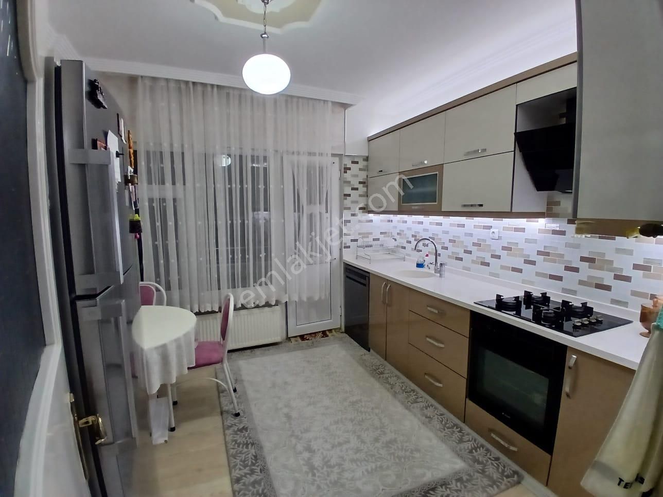 Akçay Emlak'tan Akşehir Yarenler Cumhuriyet İlkokulu Yanında Asansörlü Geniş Satılık 3+1 Daire