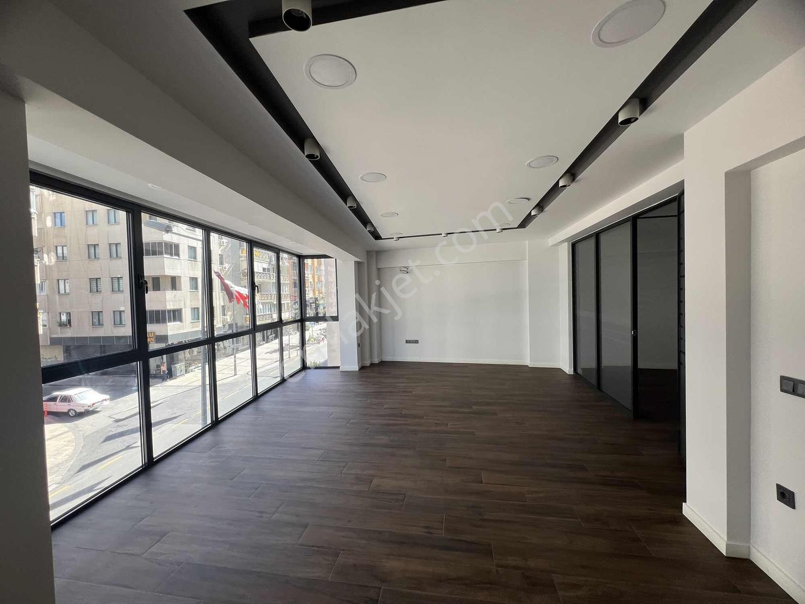 Lise Caddesi Reform İş Merkezi'nde Satılık Lüks Ofis - Görsel 19
