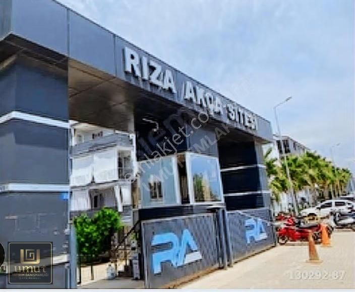 Umut Emlak'tan Rıza Akça Sitesinde Satılık Arakat Daıre