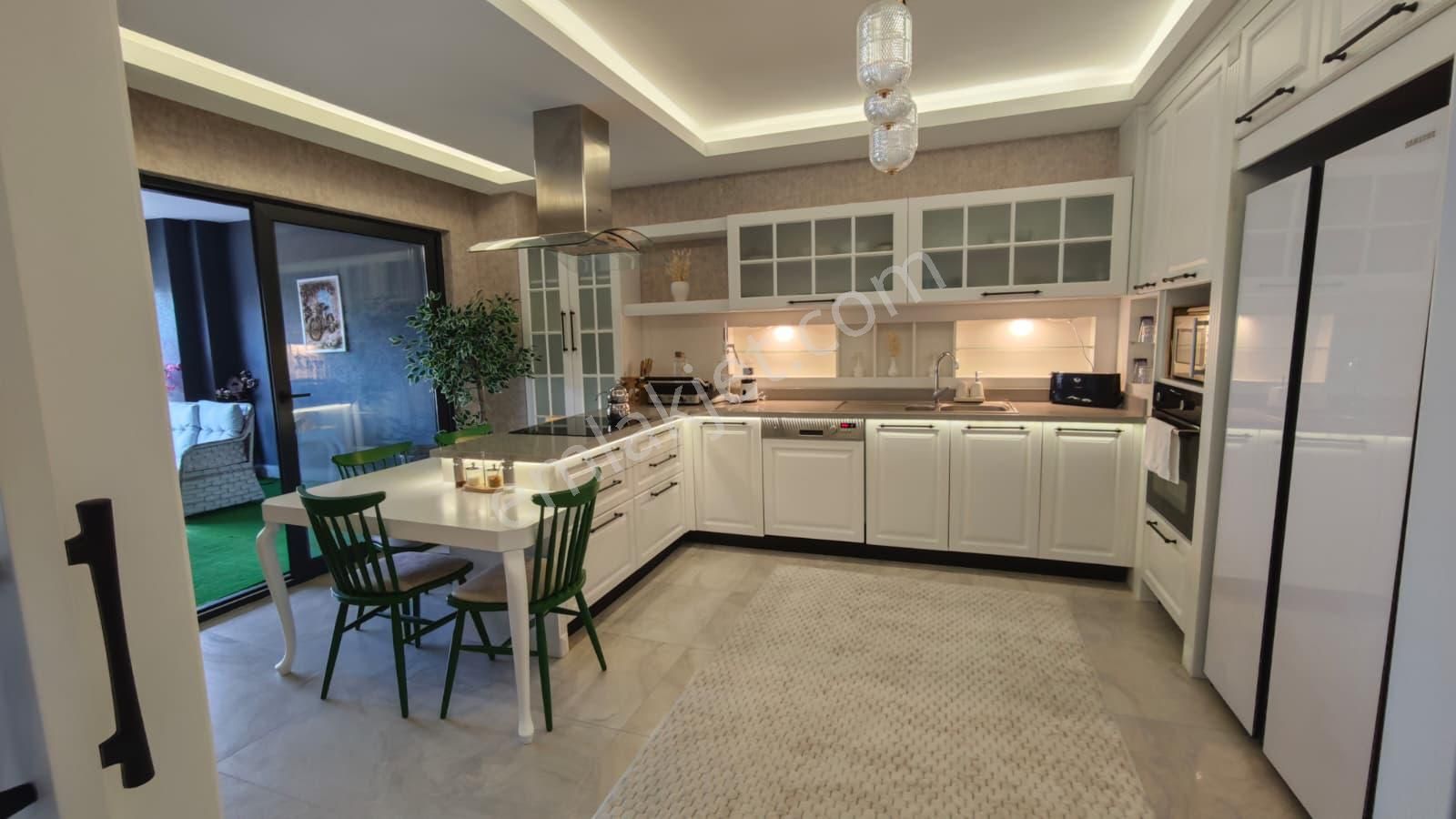 Cumhuriyet Mahallesi Site İçerisinde Ultra Lüks 3+1 Satılık Daire