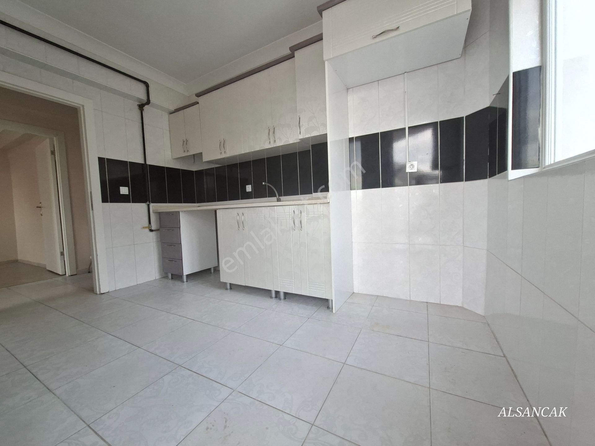 İstasyon Mahallesinde Merkezi Yerde Orta Katta Önü Açık 2+1 - Görsel 7