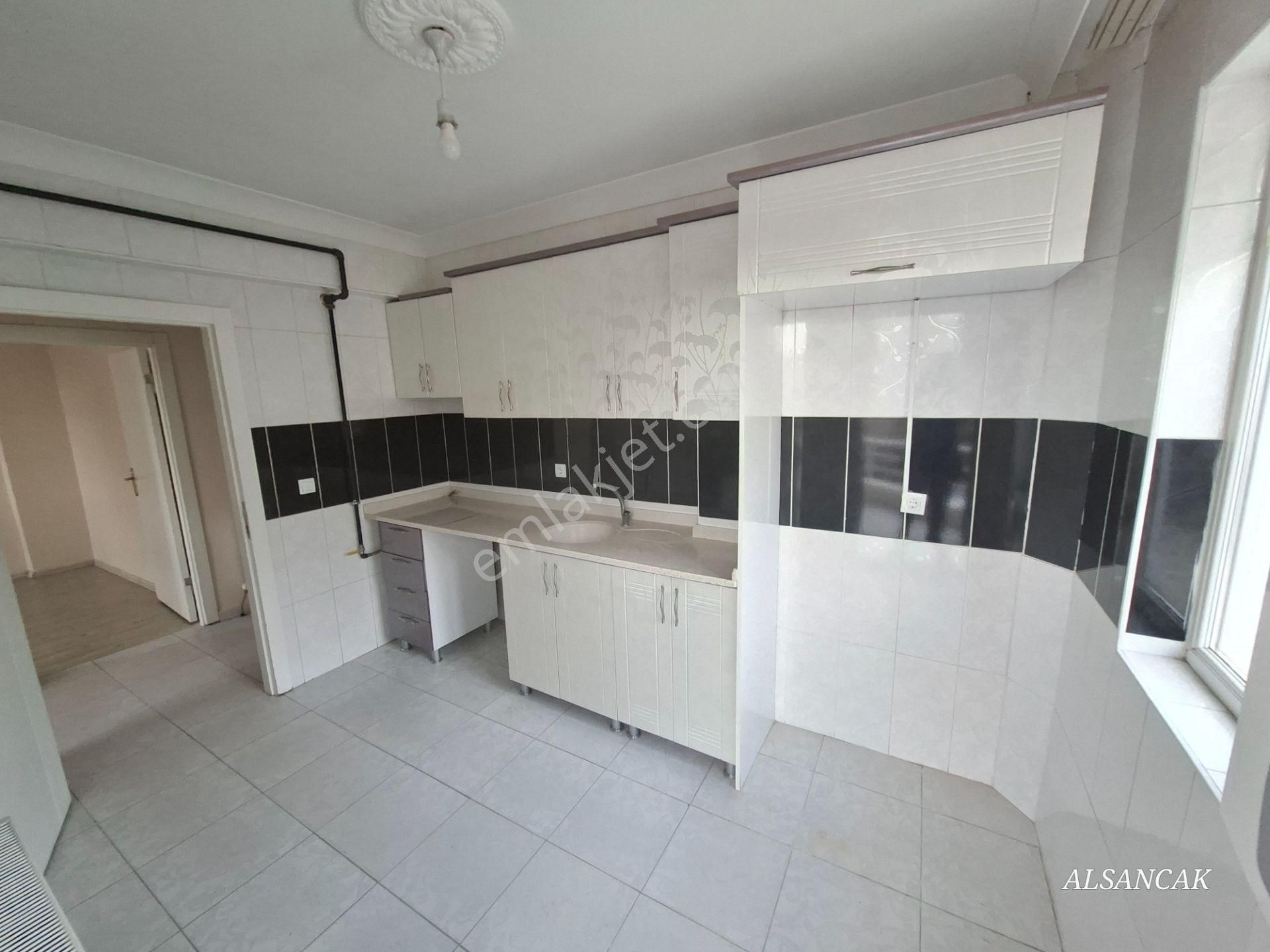 İstasyon Mahallesinde Merkezi Yerde Orta Katta Önü Açık 2+1 - Görsel 8