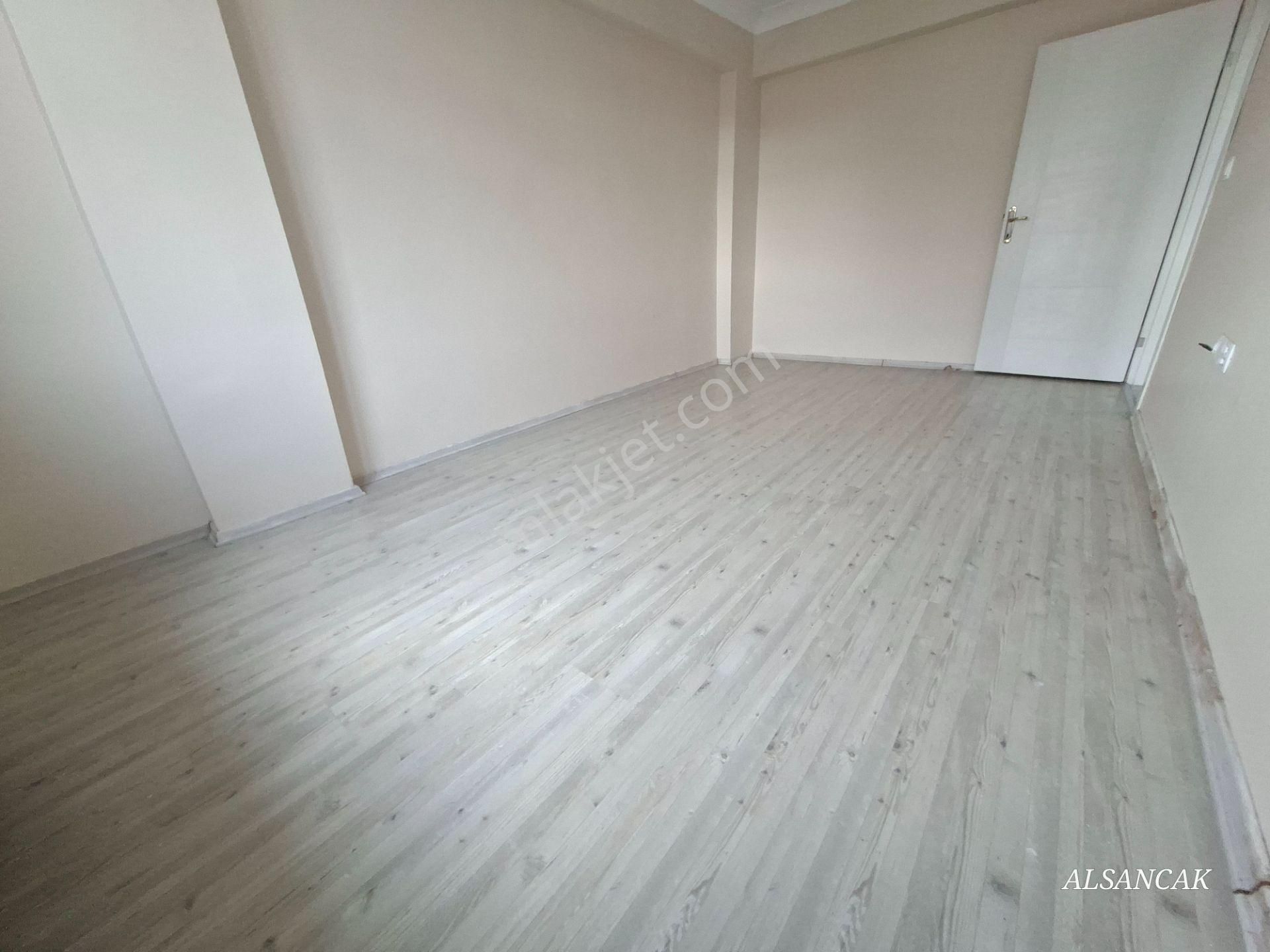 İstasyon Mahallesinde Merkezi Yerde Orta Katta Önü Açık 2+1 - Görsel 15