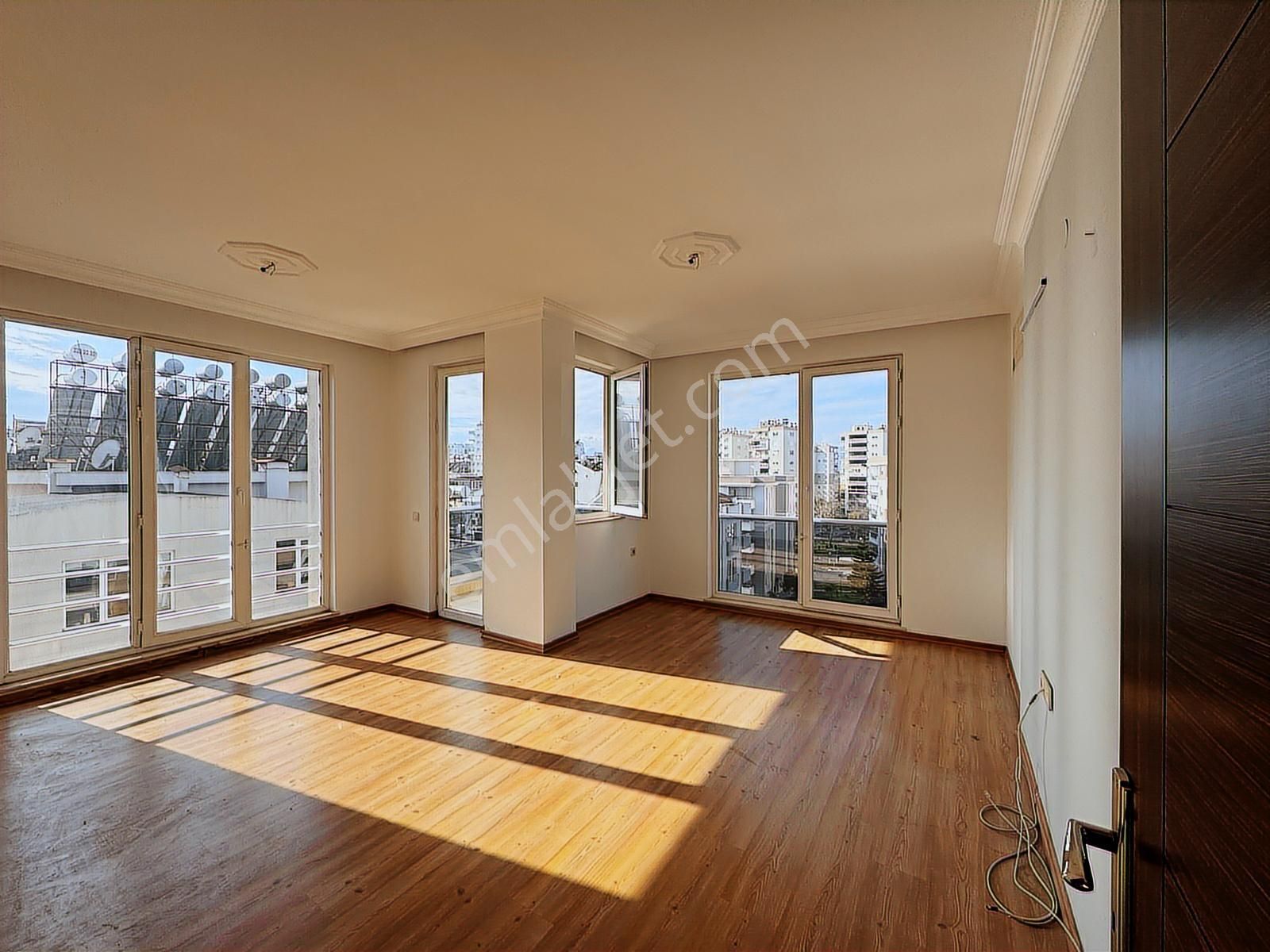 Yalı'da Havuzlu Sitede Jeneratör Ayrı Mutfak 2+1 Kiralık Daire