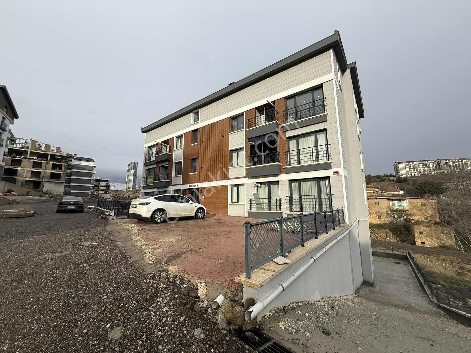 İncek Taşpınar Satılık Sıfır Büyük Ayrı Mutfak 1+1 Ara Kat