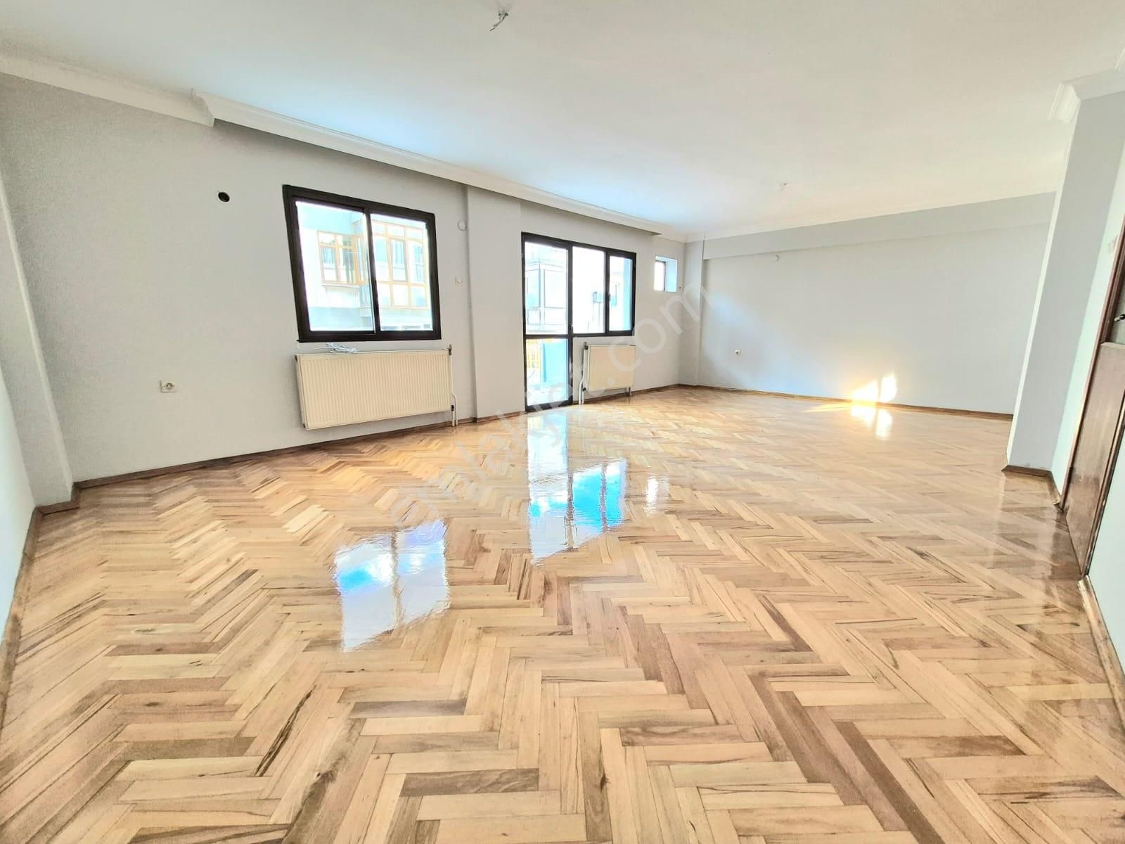 K.yaka Çarşı Yakını Asansörlü Otoparklı D.gazlı 3+1 150 M2