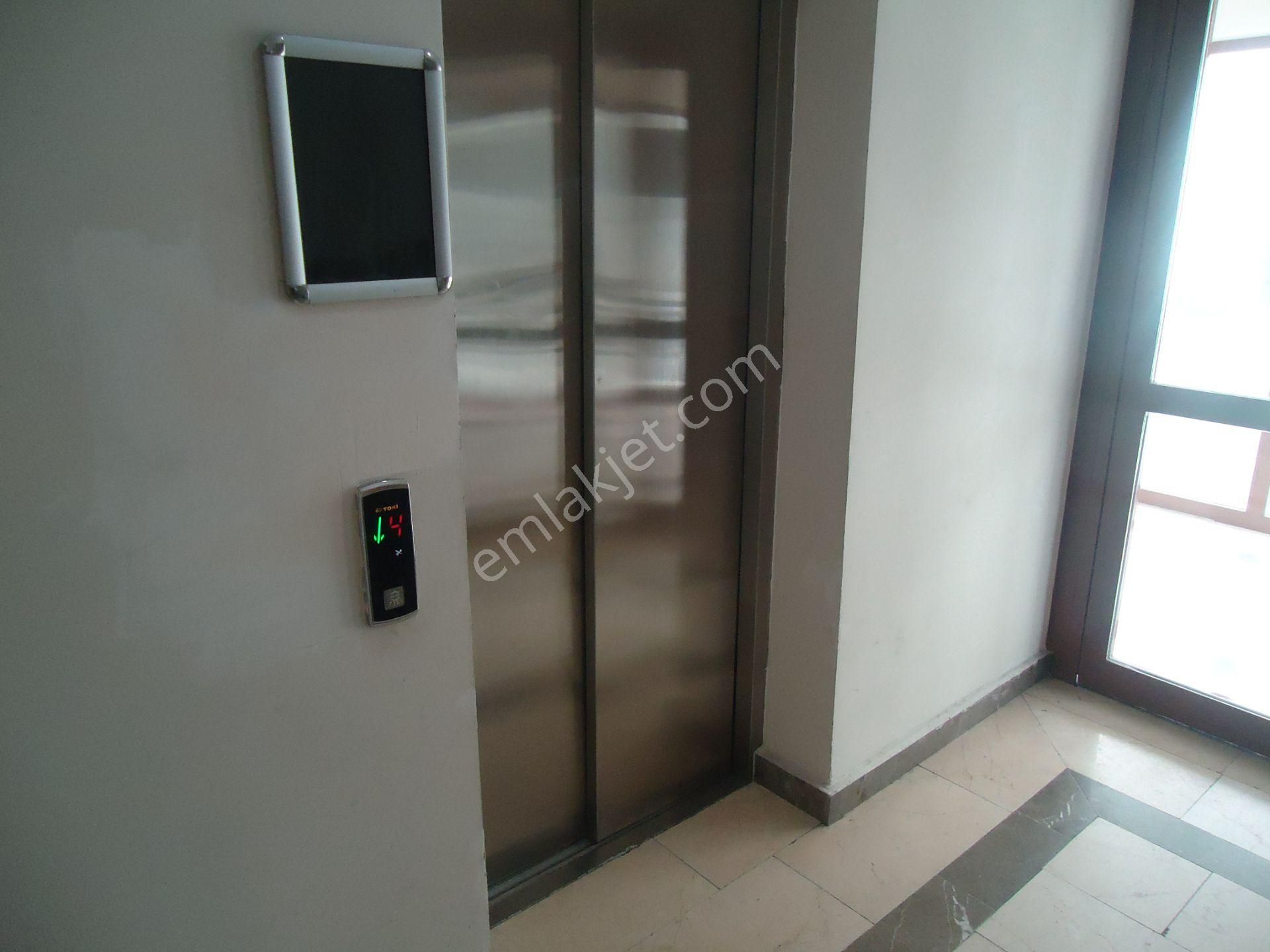 Krc'den Merkezi Konumda Kısa Bloklarda Eşyalı 2+1 Kiralık Daire - Görsel 3