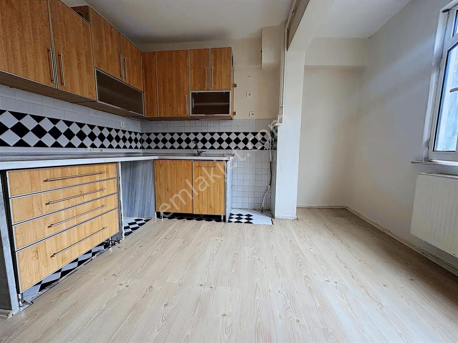 Yavuztürk'te Cadde Üzeri 1+1 Ara Kat Kullanışlı Kiralık Daire - Görsel 2