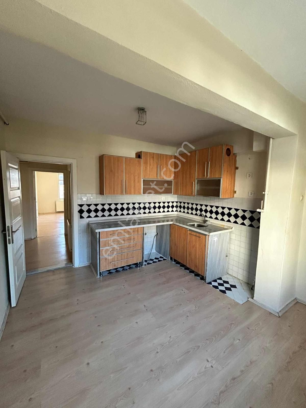 Yavuztürk'te Cadde Üzeri 1+1 Ara Kat Kullanışlı Kiralık Daire - Görsel 7