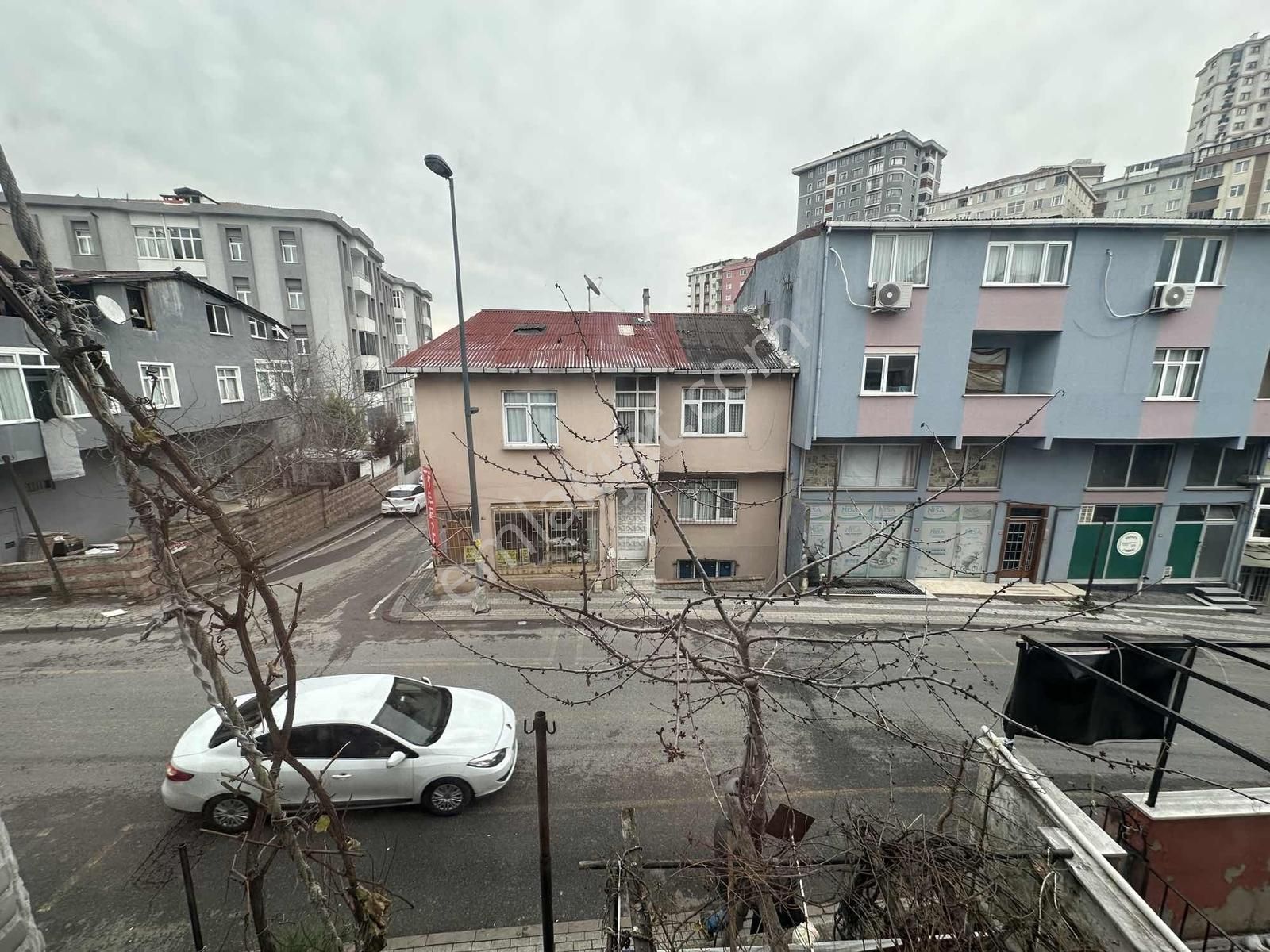 Yavuztürk'te Cadde Üzeri 1+1 Ara Kat Kullanışlı Kiralık Daire